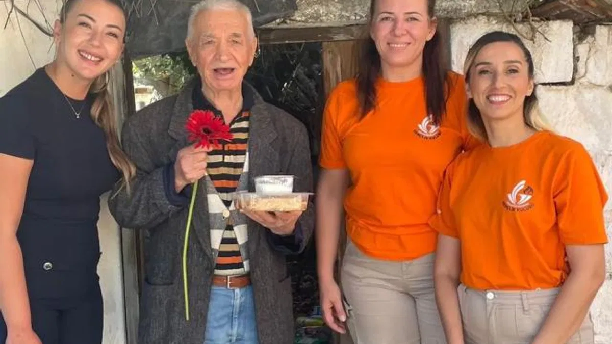 Dünya Yaşlılar Günü’nde gençlerden anlamlı ziyaretler