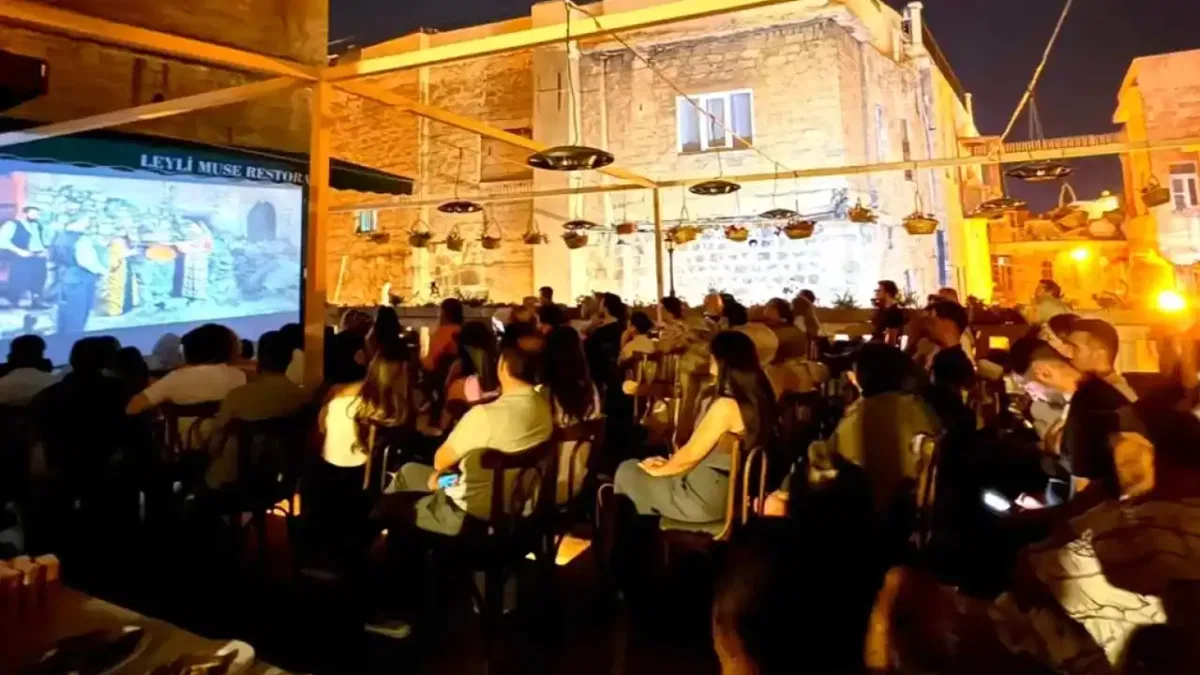 Mardin'de sinema rüzgârı... "Sesimi Taşı" filminin galasına yoğun ilgi