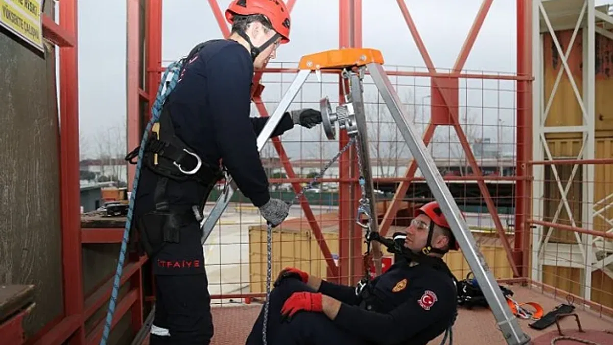 Kocaeli'de stajyerler itfaiyeciler mesleğe hazırlanıyor