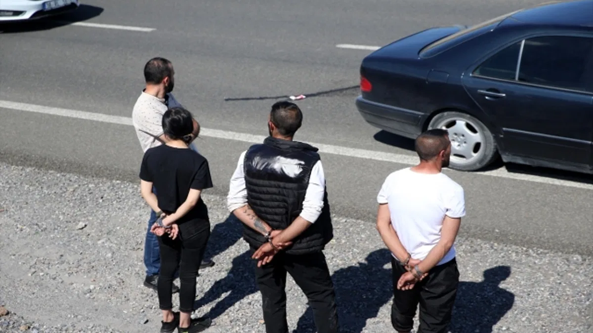 Polisin 'dur' ihtarına uymayan 4 şüpheli, kovalamaca sonucu yakalandı