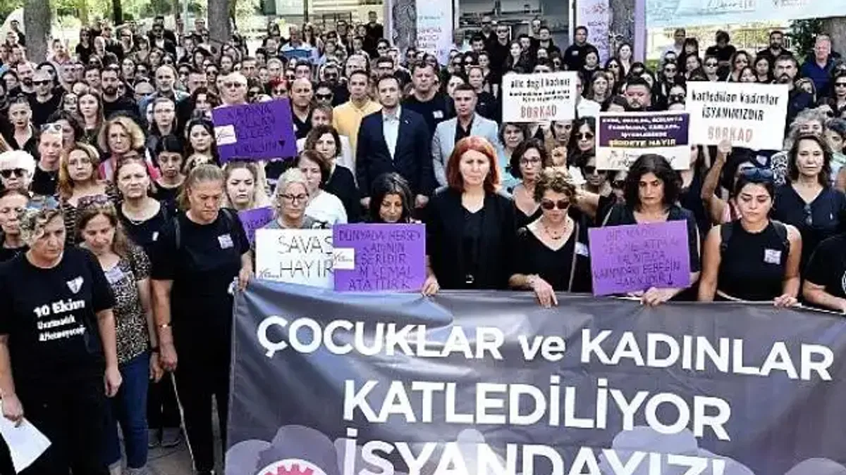 Bornovalı kadınlardan Gar Katliamı'nın yıldönümünde anma Yaşamak İstiyoruz!