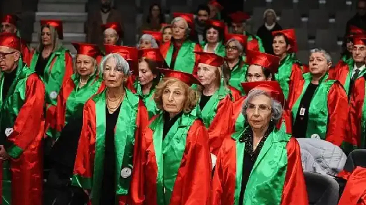 Karşıyaka'da 3. Yaş Üniversitesi'nde mezuniyet coşkusu!