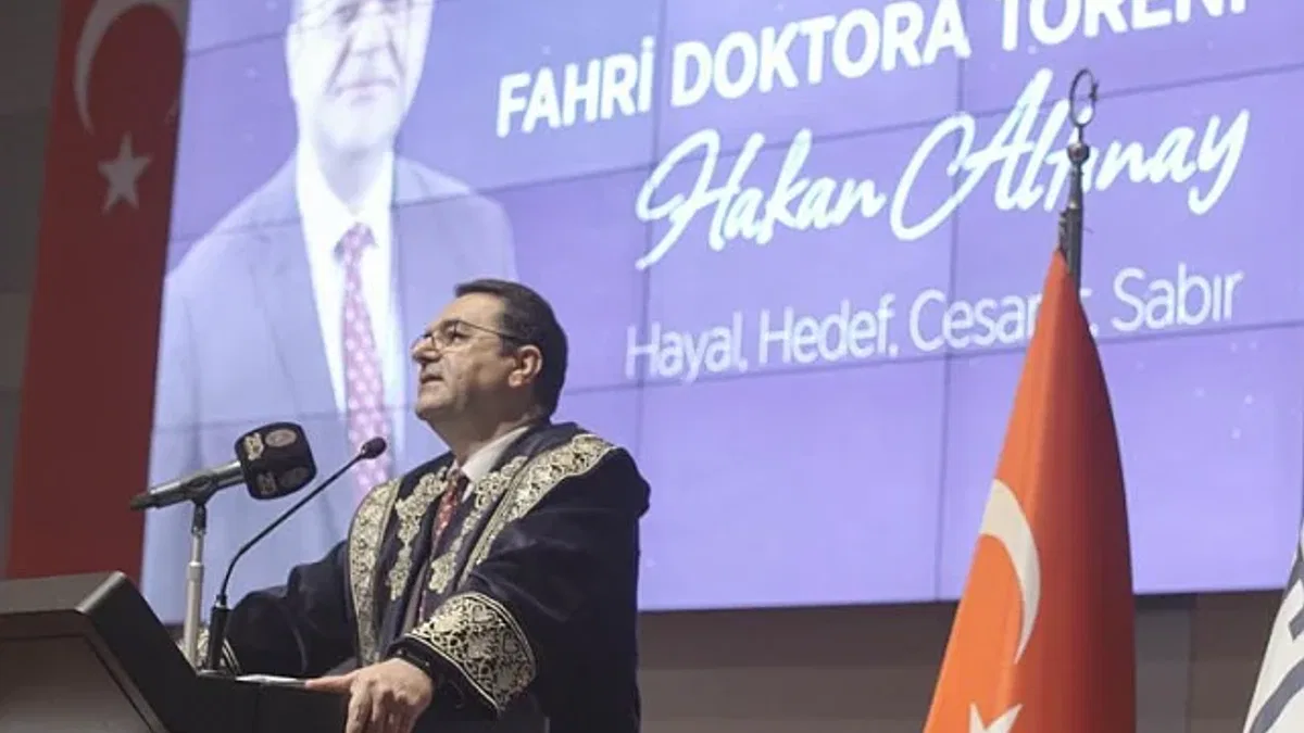 Robotik ve yazılımın yıldızı Hakan Altınay'a fahri doktora