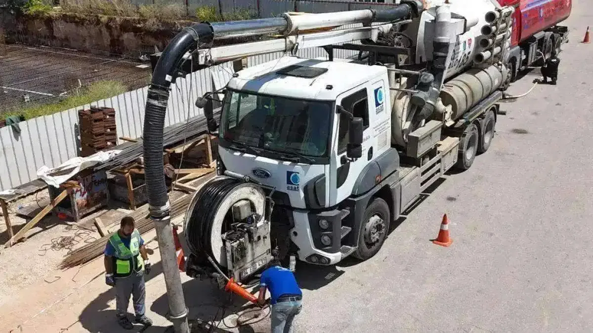 Antalya'da kanalizasyon hattı temizliği sürüyor