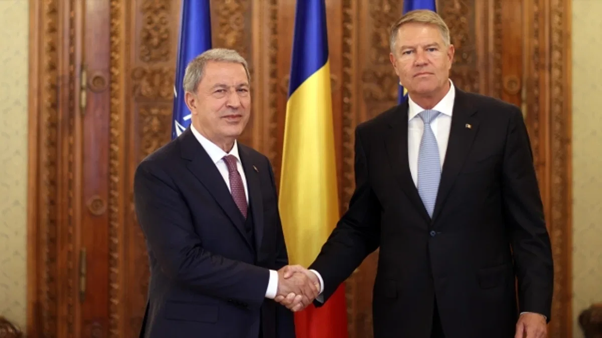 Bakan Akar, Romanya Cumhurbaşkanı Iohannis ile görüştü