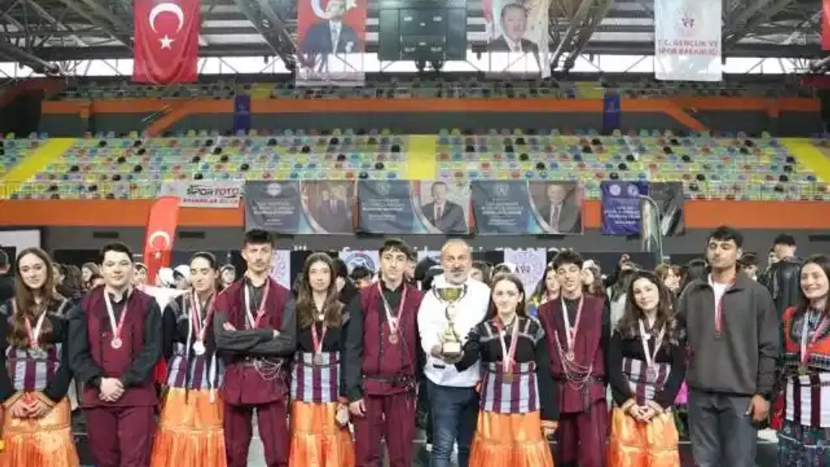 Trabzon’da halk oyunlarında çifte şampiyonluk