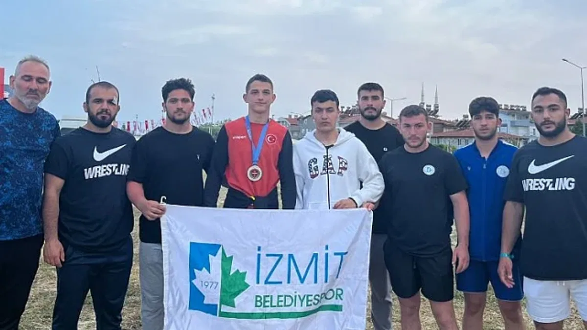 İzmit'in güreşçileri gururlandırıyor