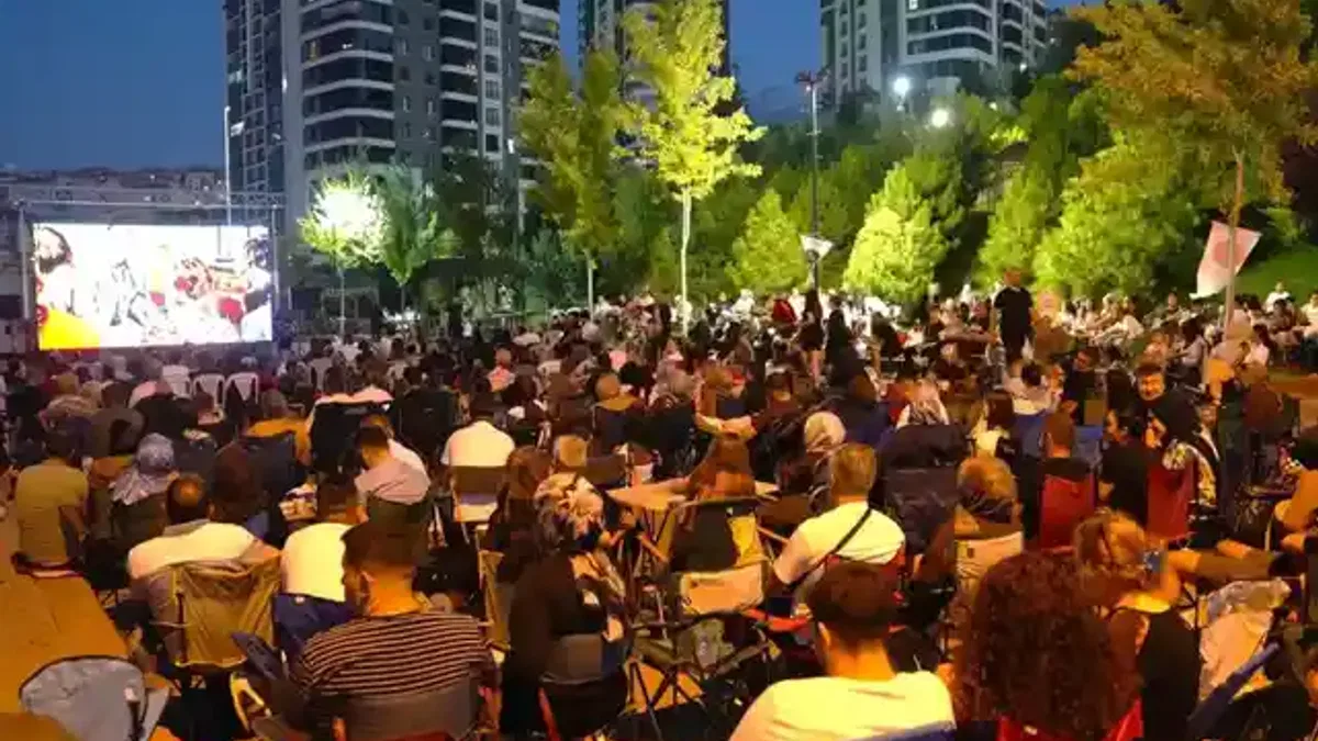 Ankara Keçiören'de açık hava sinema keyfi