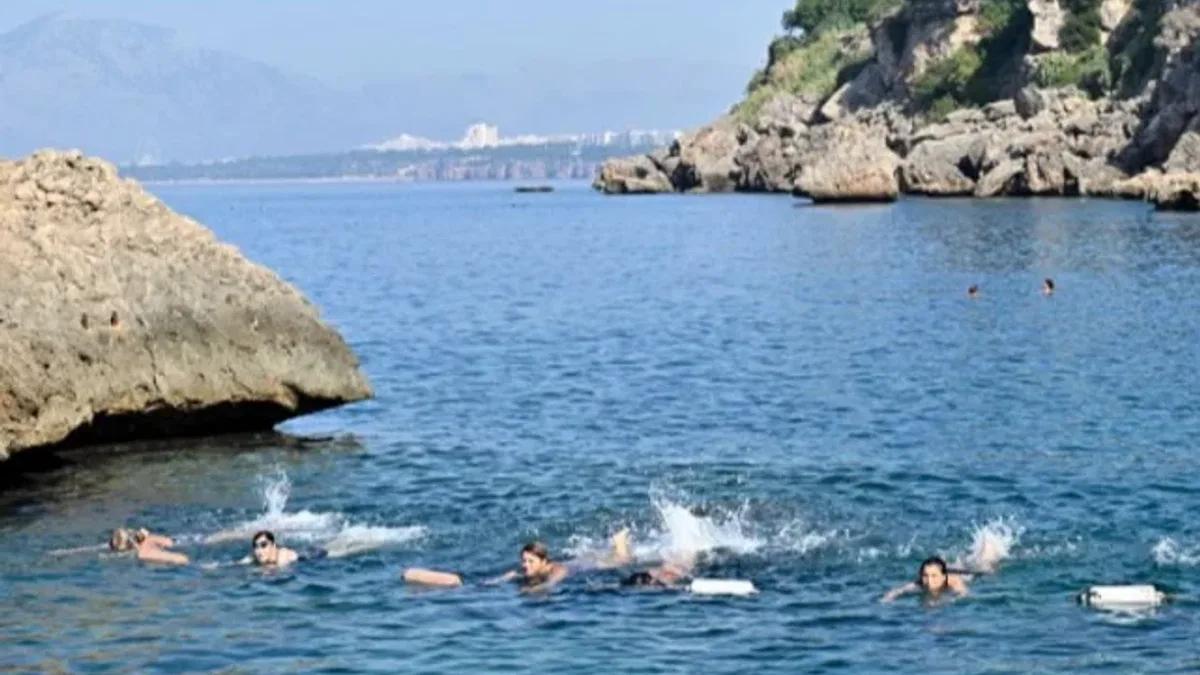 Denizde cimnastik yapıp kilo veriyorlar