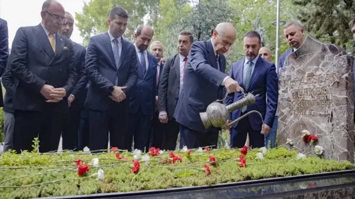 MHP Genel Başkanı Bahçeli, Alparslan Türkeş'in kabrini ziyaret etti