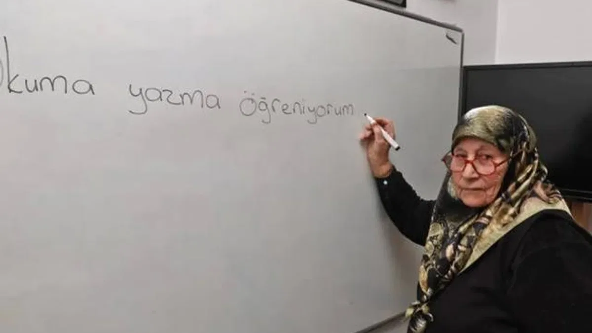 84 yaşındaki Ayşe Nine okuma yazmayı ATASEM'de öğreniyor