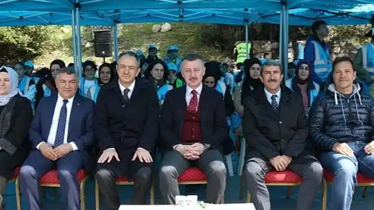 Tavşancıl sahilinden 6 bin yavru balık İzmit Körfezine salındı