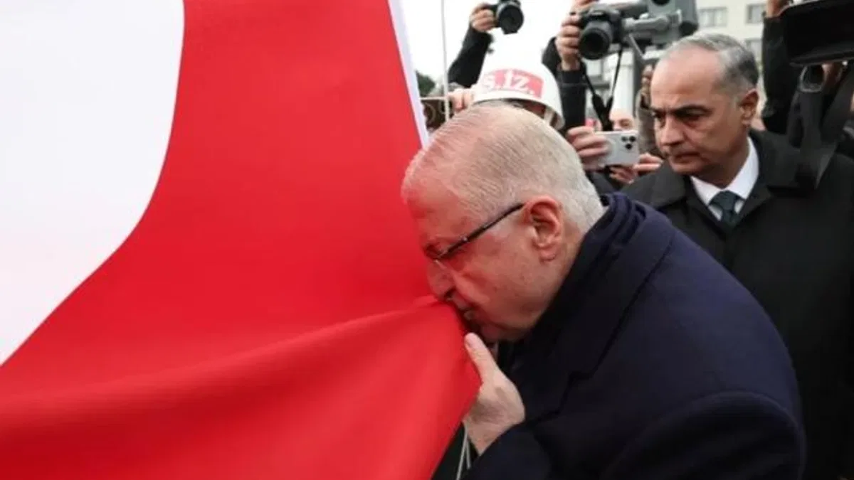 Bakan Güler, şanlı sancağı Çanakkale'de göndere çekti