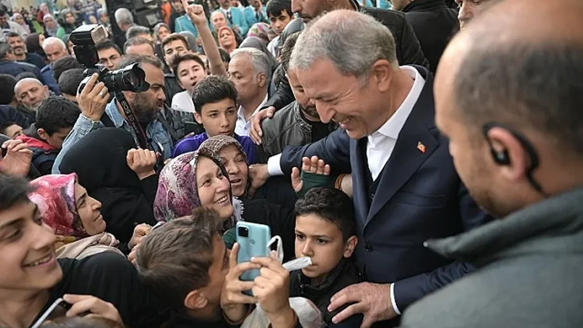 Hulusi Akar'a piknikte vatandaştan ilgi