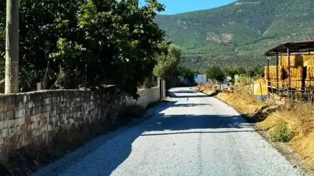 Muğla Milas'ta yol yapım seferberliği sürüyor