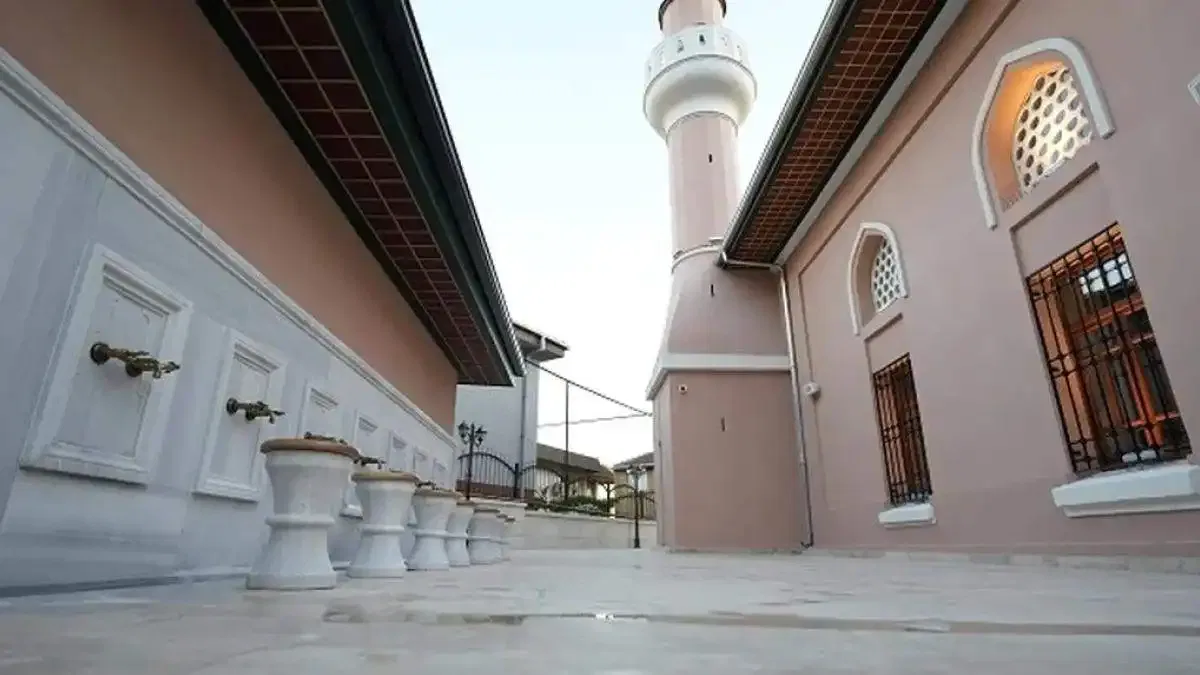 İstanbul'da 4 asırlık cami ibadete açıldı