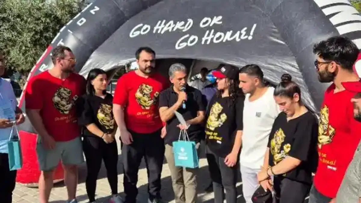 Gemlik'te şampiyonlardan “Halkla Bilek Güreşi”