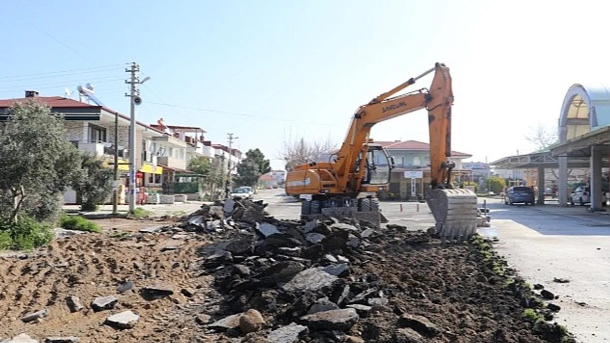 Burhaniye'de Yol Çalışmalarına Devam