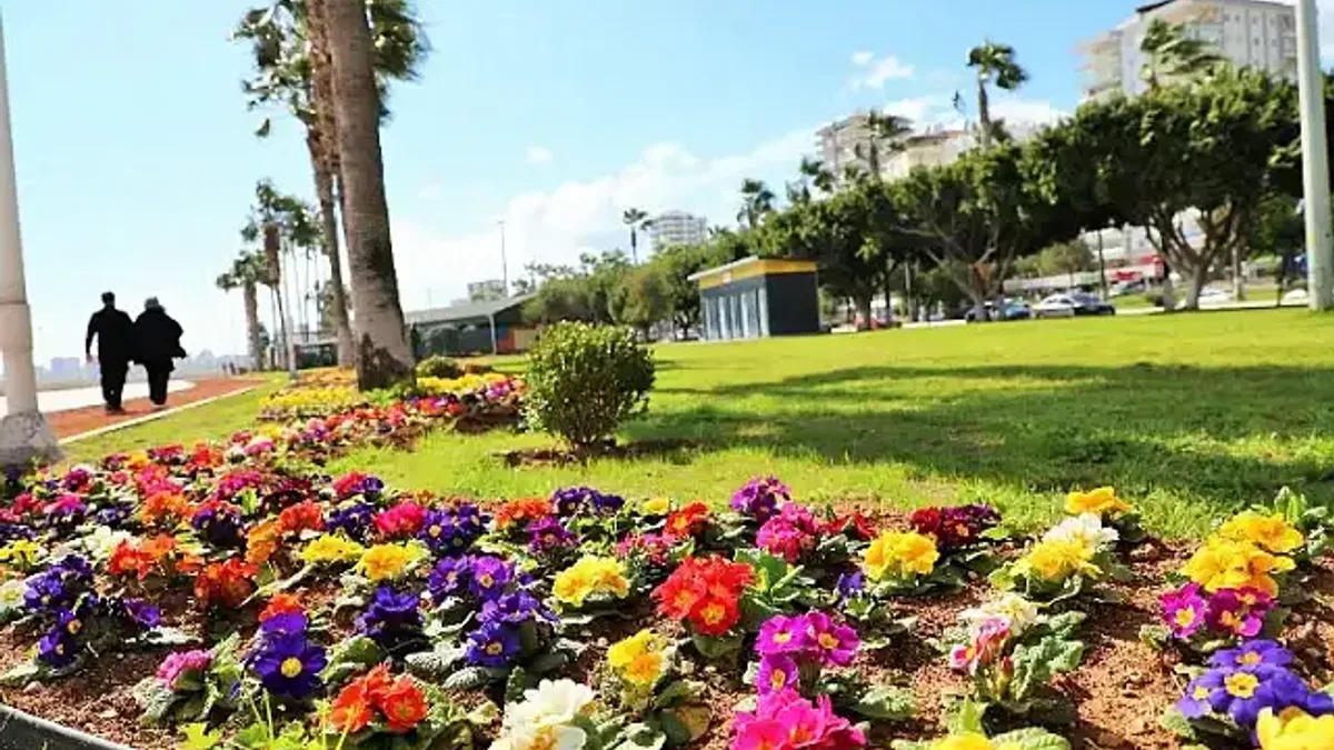 Mersin yazı çiçeklerle karşılıyor