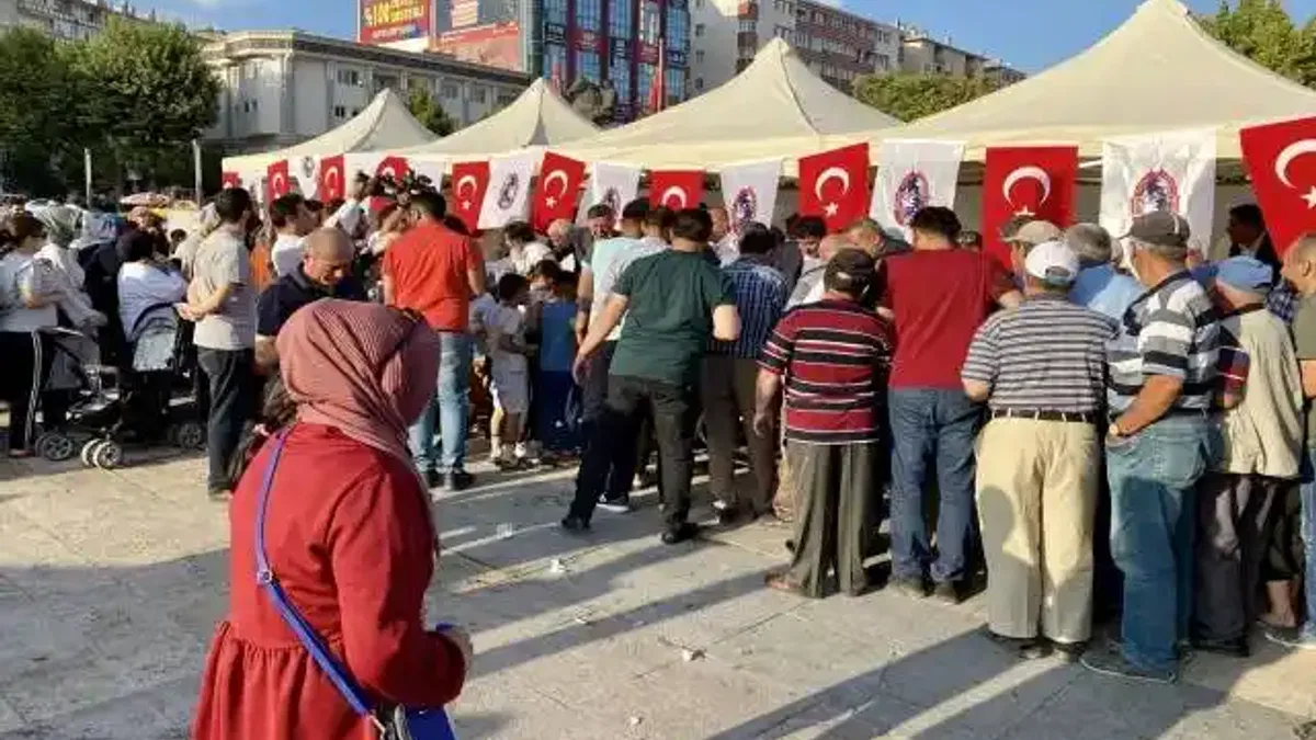 Kırşehir'de vatandaşlara aşure dağıtıldı