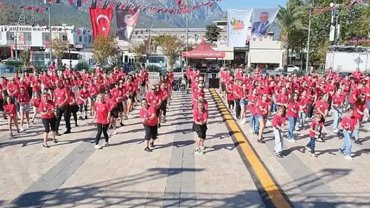 Başkan Topaloğlu'ndan 430 dansçı karşısında zeybek