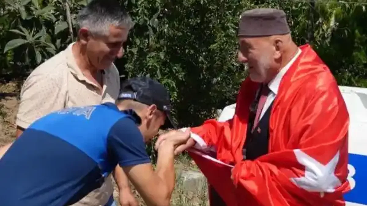 Düzce'de Adem Amca'nın bayrak sevgisi