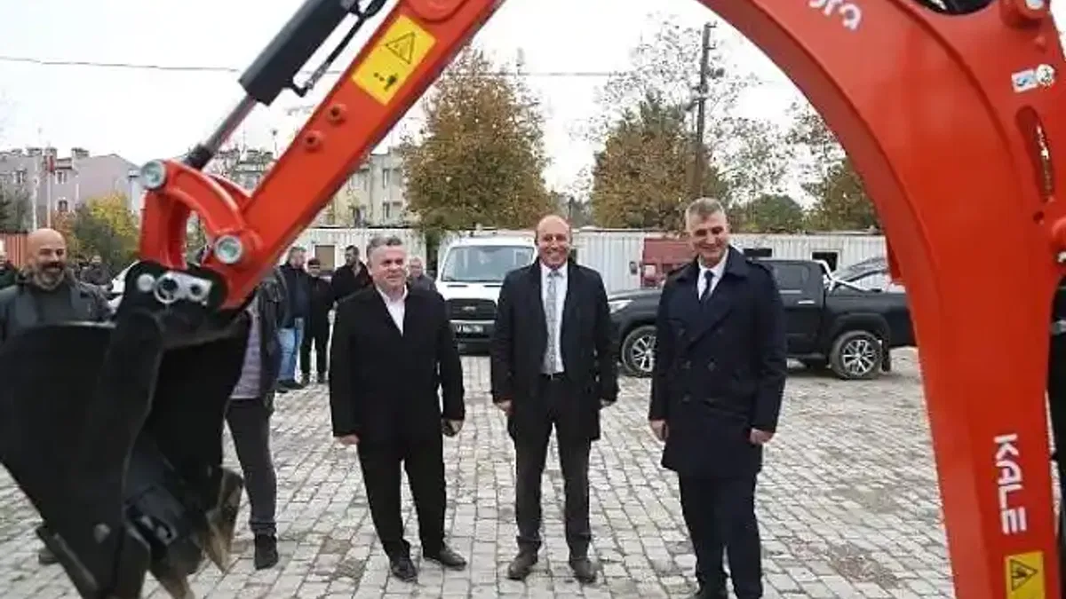 Gölcük Belediyesi, vatandaşlarına en iyi hizmeti sunabilmek amacıyla makine parkuruna 3 yeni iş makinesi ile güçlendirdi.