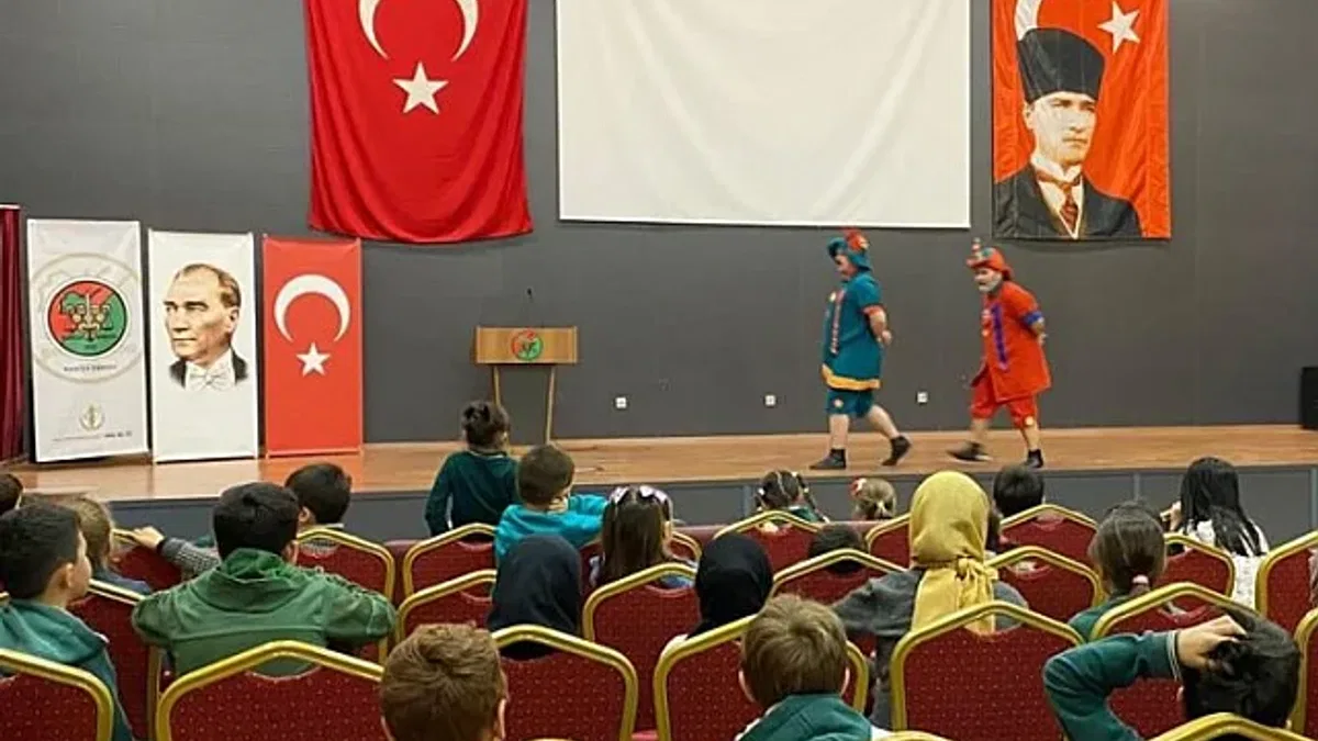 Manisa Barosu 'Hacivat-Karagöz' sahnelendi