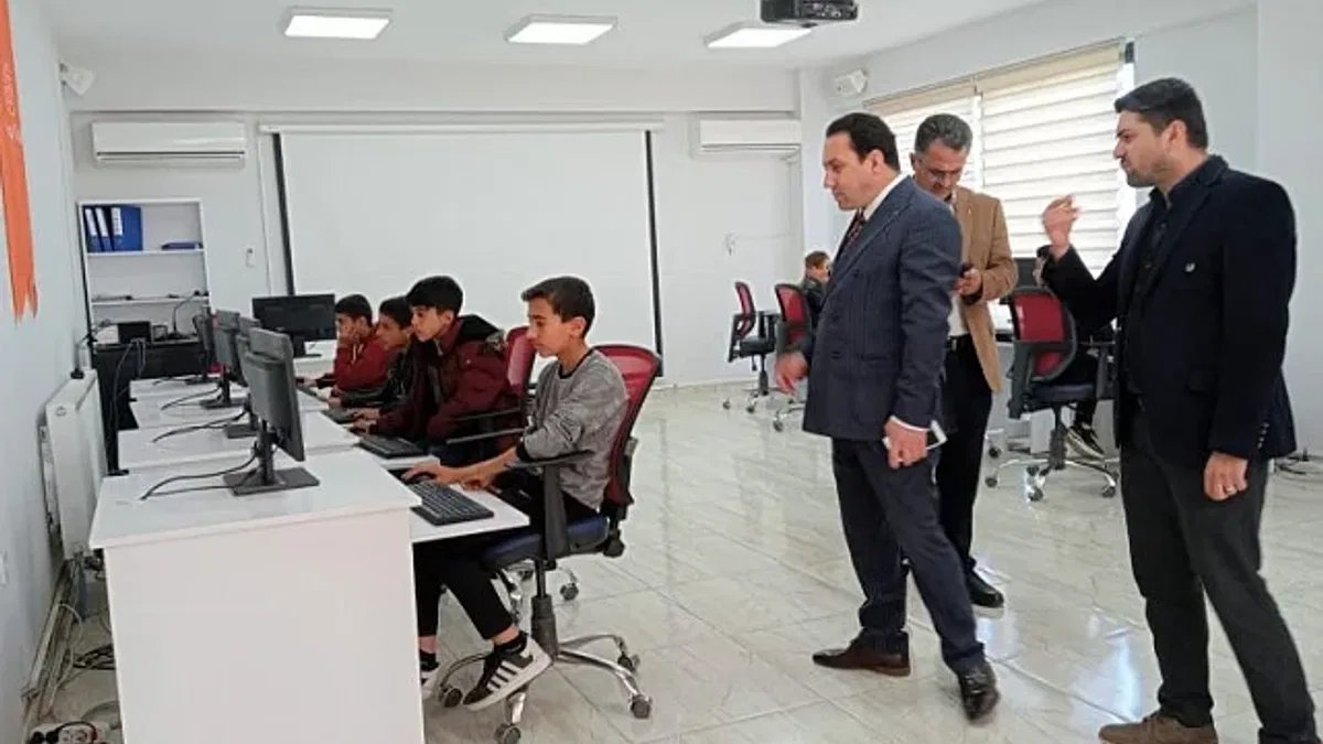 Diyarbakır'da Bilgievi öğrencilerine hediye ders kitabı