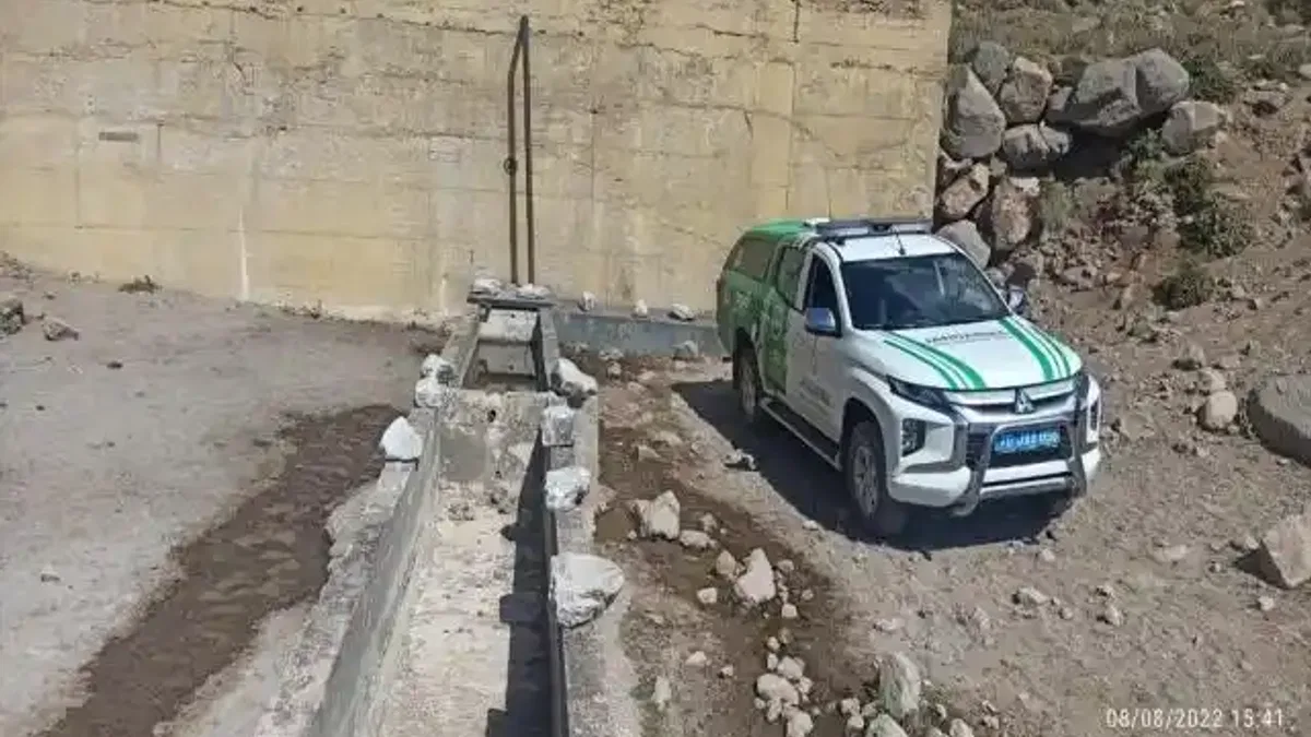 Karaman'da jandarma ekipleri yılkı atları için belirlenen alana kaya tuzu bıraktı