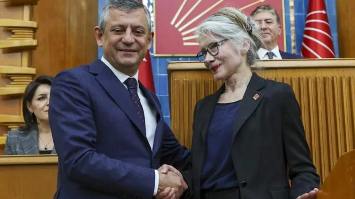 Emine Ülker Tarhan yeniden CHP'de