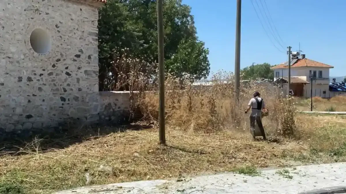 Manisa'da Karacaahmet Türbesi’nde Büyükşehir'den hummalı temizlik