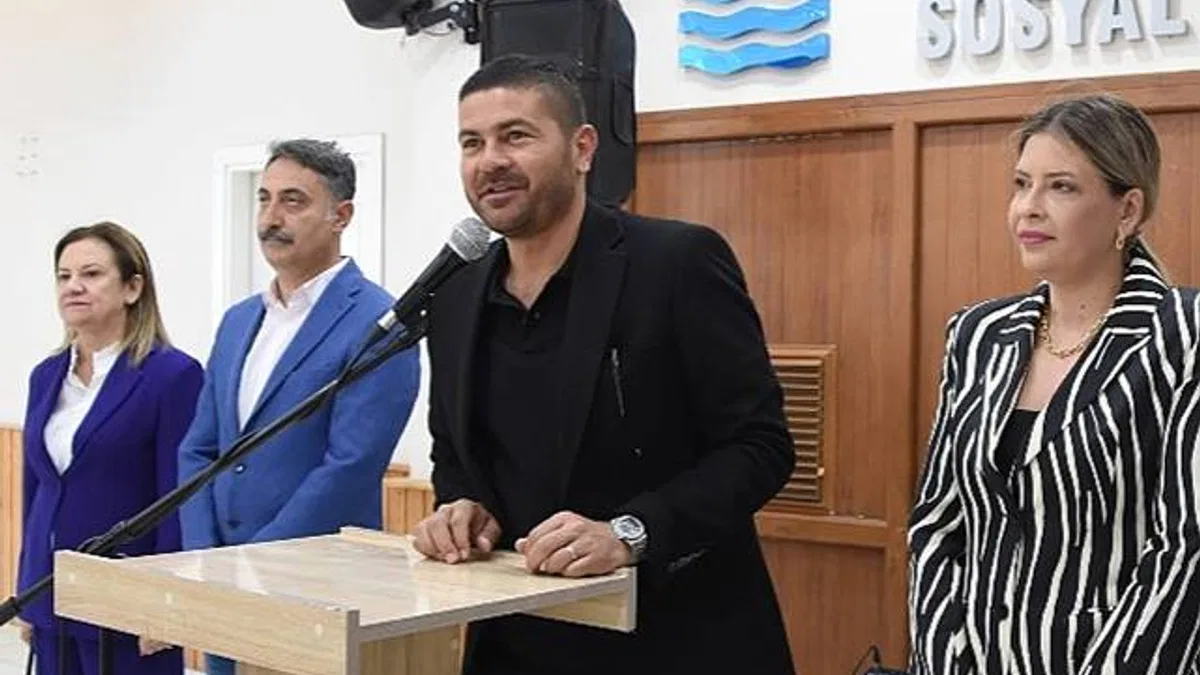 Foça Belediye Başkanı Fatih Gürbüz, belediye çalışanlarının Ramazan Bayramı'nı kutladı