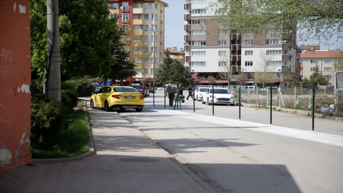 Eskişehir'de belediyeye tepki gösteren aile yolu tel örgüyle ikiye böldü