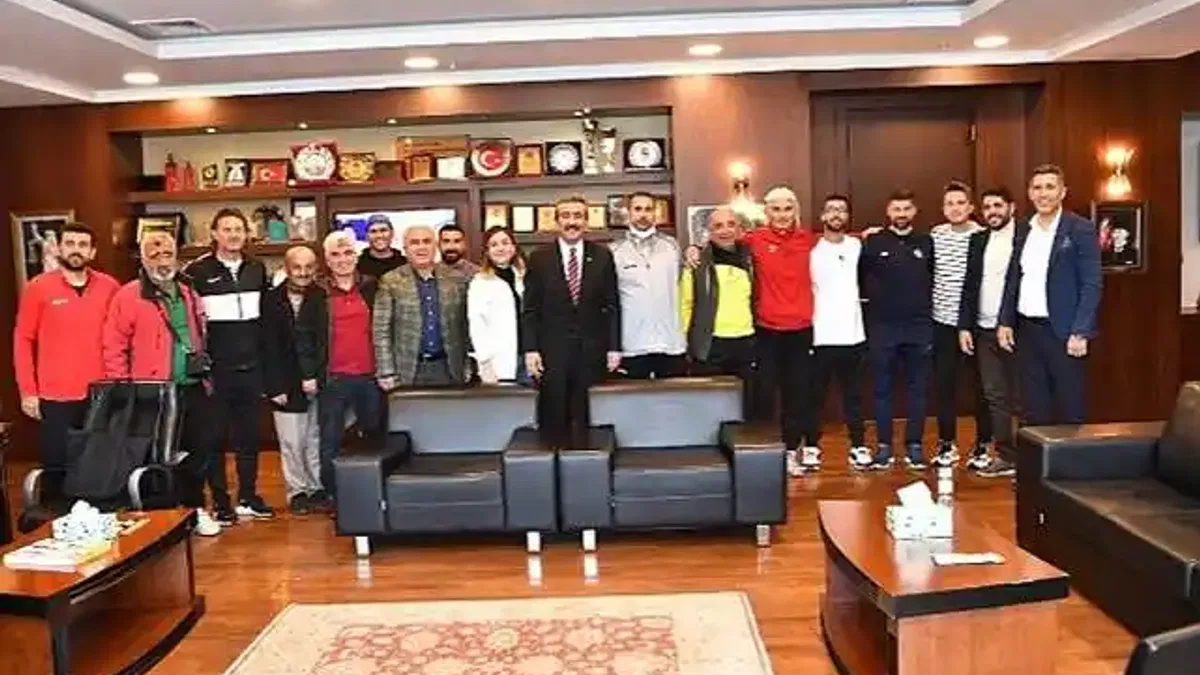 Depremden etkilenen çocuklar için futbol turnuvası