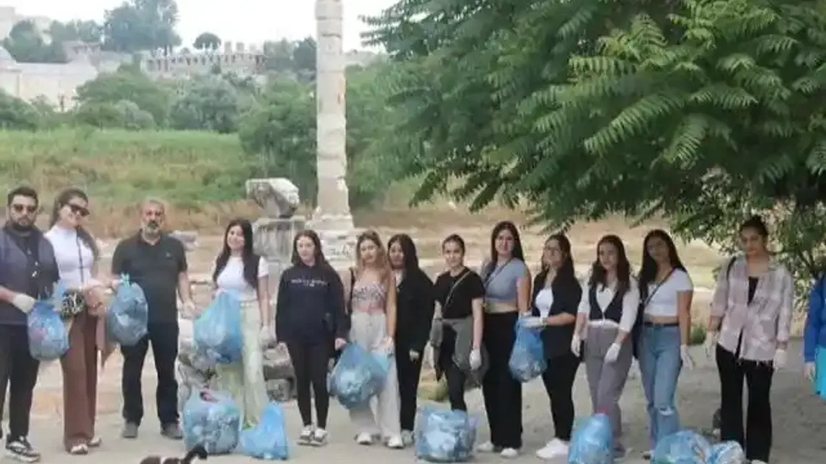 İzmir Efes MYO'dan kültürel miras alanında temizlik