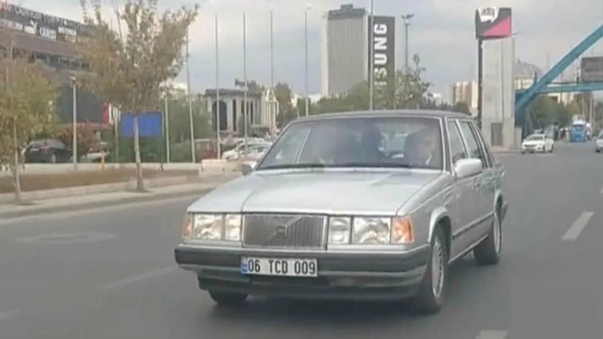 MHP lideri Bahçeli, klasik otomobiliyle Ankara'yı turladı