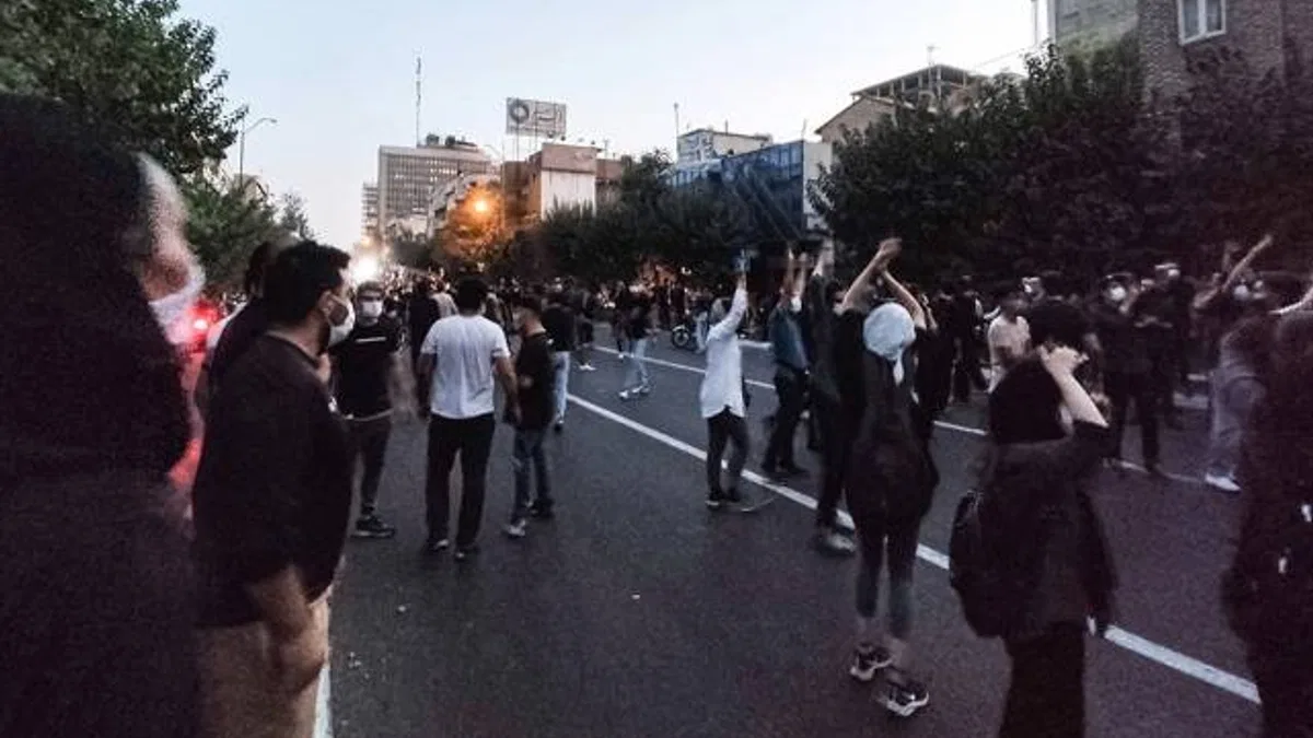 İran'da gözaltına alınan kadının ölmesi üzerine başlayan gösteriler sürüyor