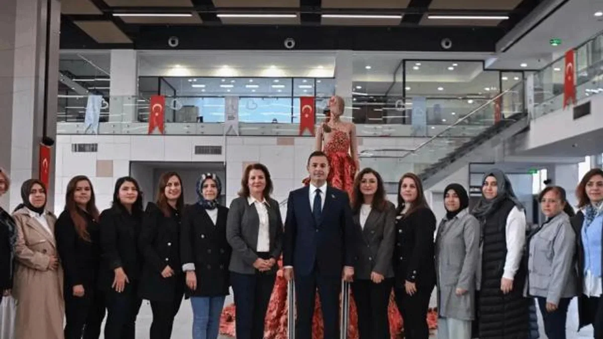 Balıkesirli kadınlardan 10 bin 10 çınar yaprağından gelinlik