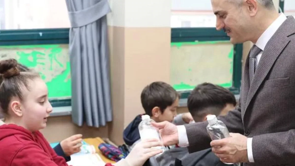 Kocaeli Çayırova Belediyesi’nden öğrencilere dezenfektan
