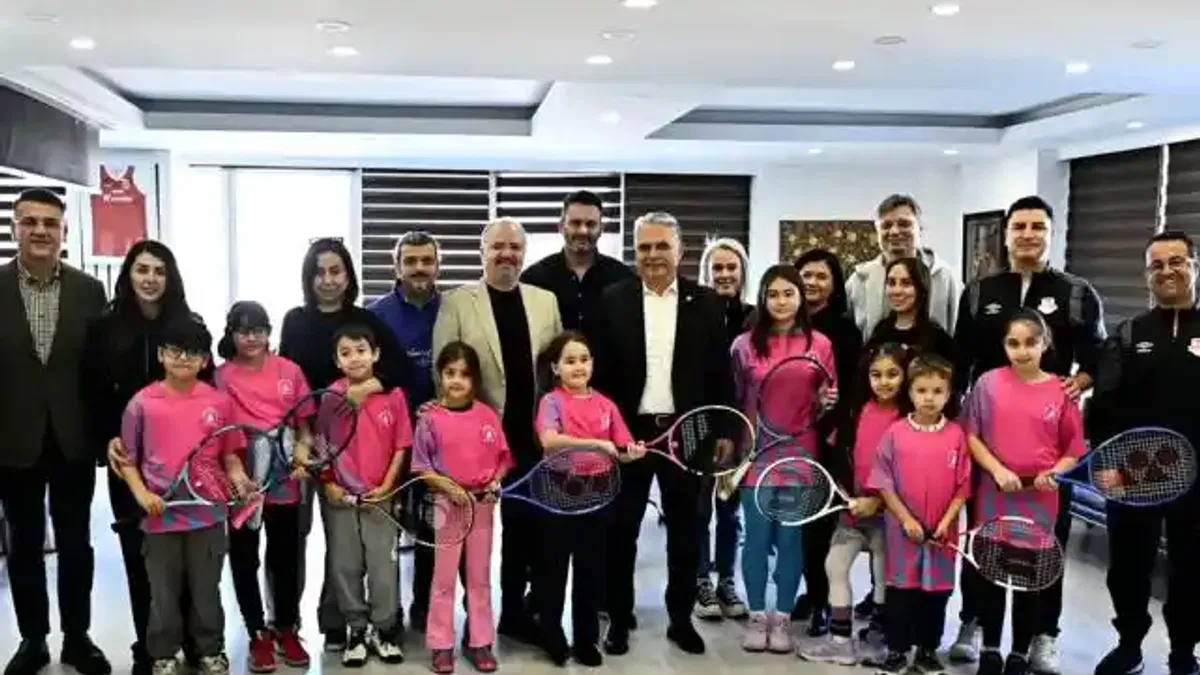Antalya Muratpaşa'da minik raketler turnuva yolunda