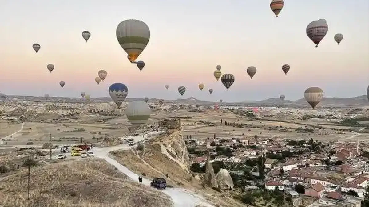 Kapadokya'da turistler yeni günü gökyüzünde karşıladı