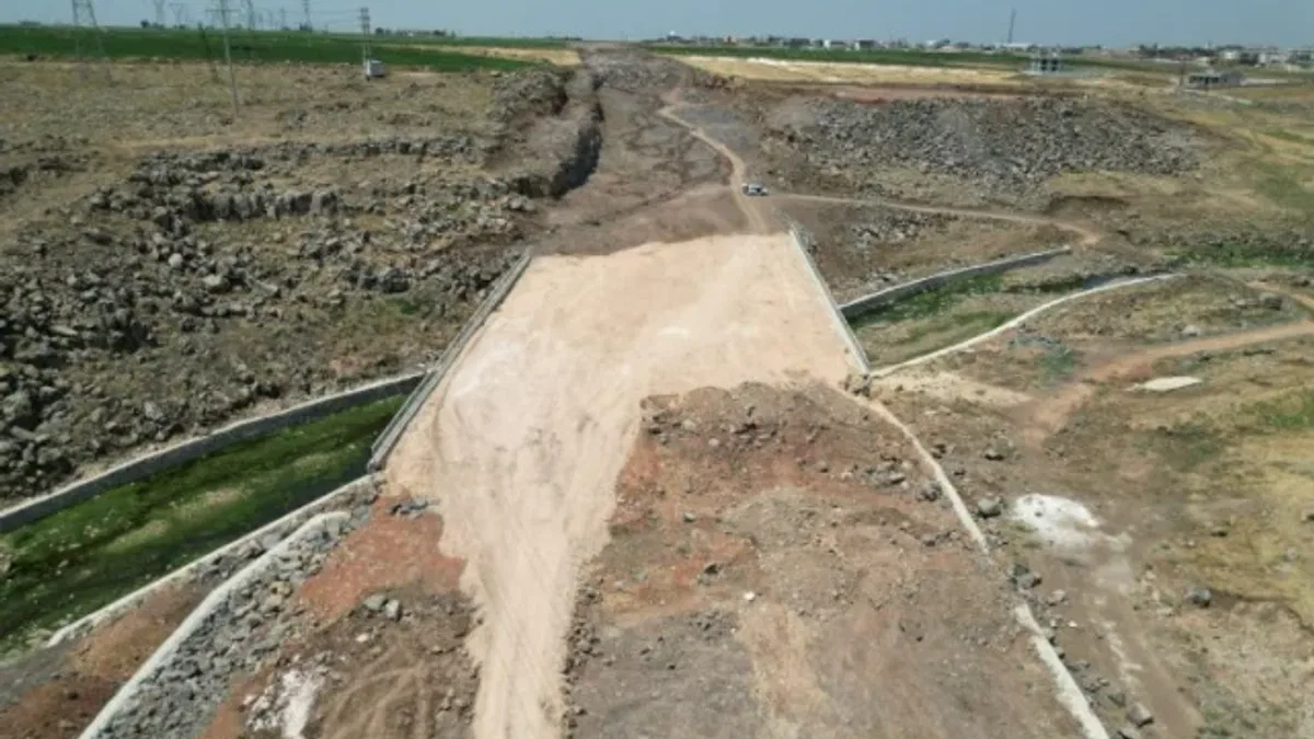 Büyükşehir'den Viranşehir'de yol çalışması