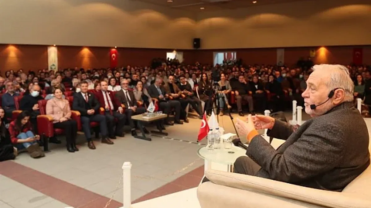 İzmitli gençlerden İlber Ortaylı'ya yoğun ilgi