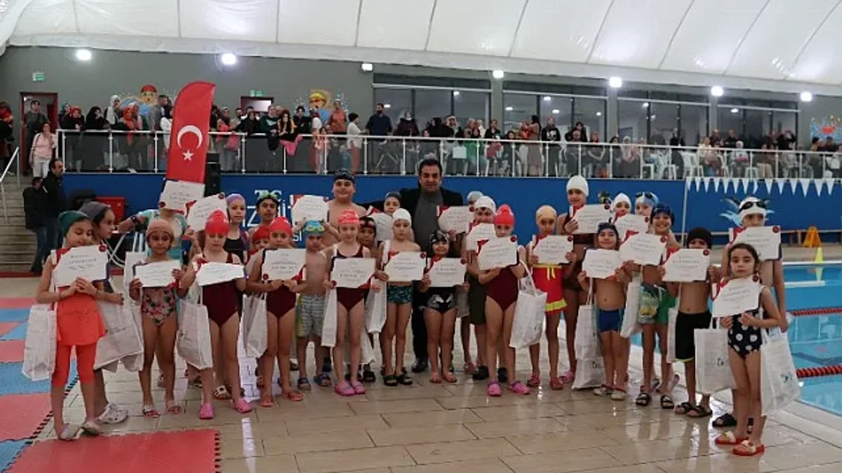 İzmit'te yüzme öğrenen minikler sertifikalandı