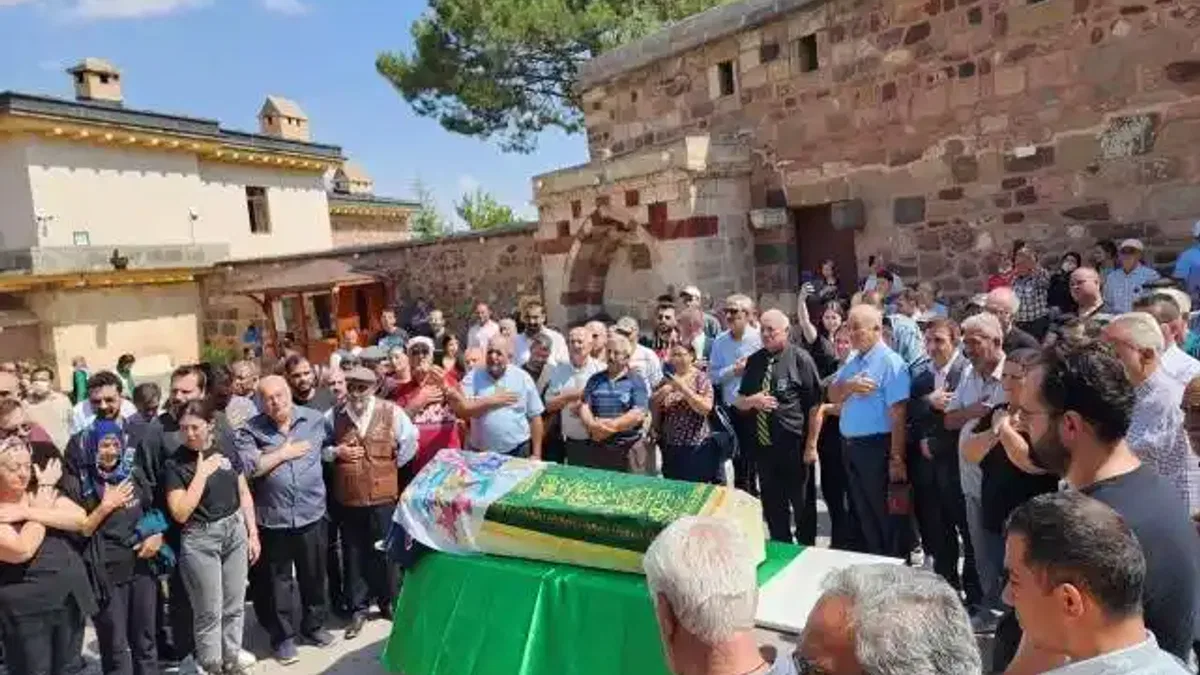 Ulusoy'un vefat eden annesinin cenazesi defnedildi