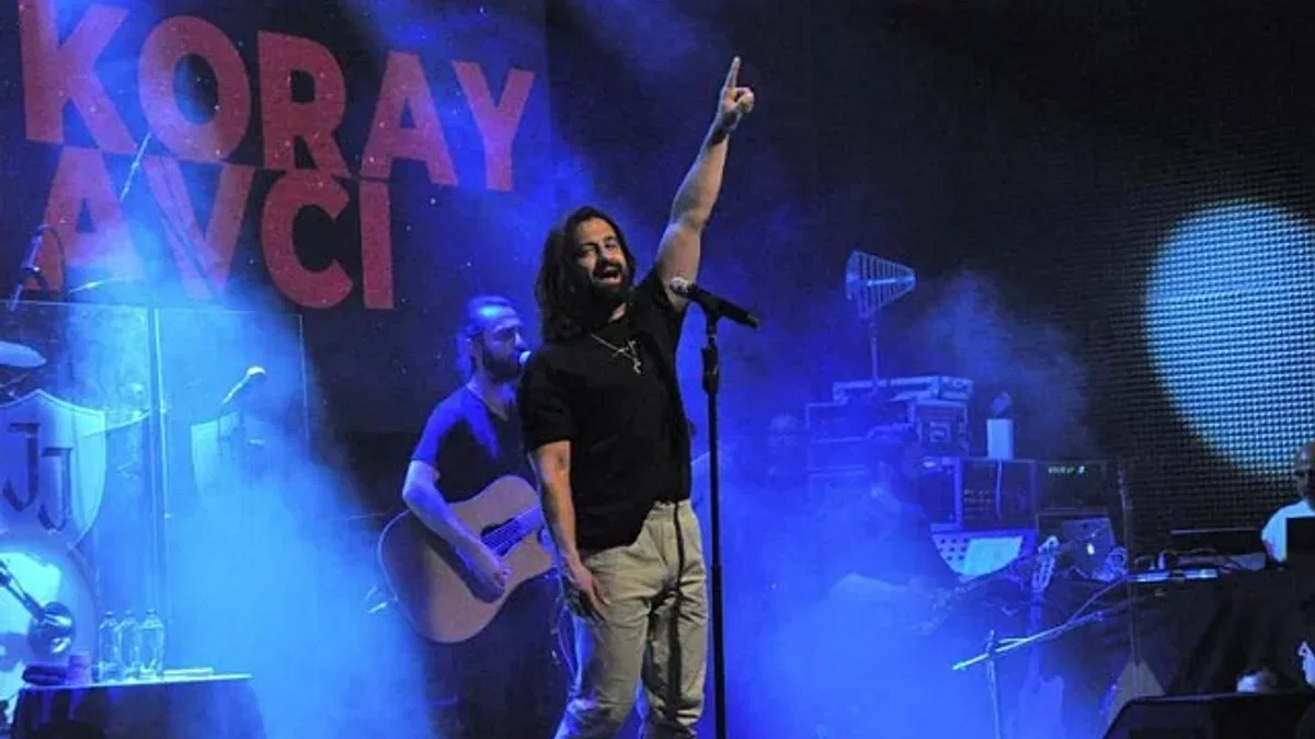 Koray Avcı Bursa'da sevenlerini mest etti