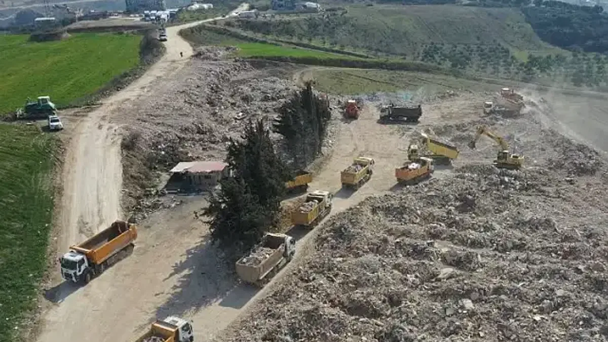 Kocaeli, Defne'de enkaz kaldırıyor