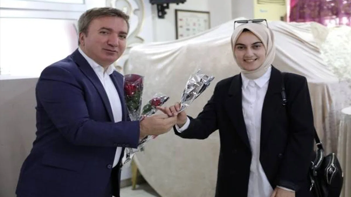 İlk ataması Aksaray'a yapılan öğretmenler karanfillerle karşılandı