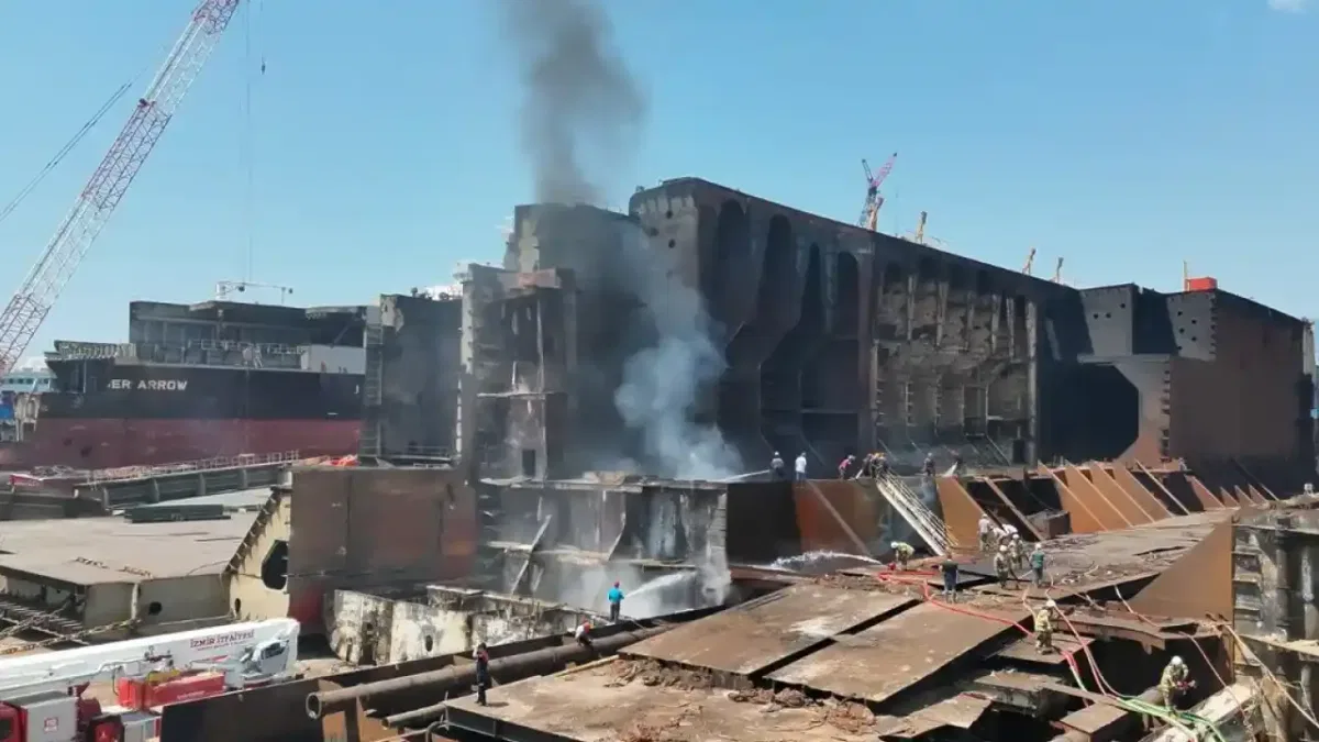 İzmir Aliağa'da yakıt tankeri yangınına hızlı müdahale